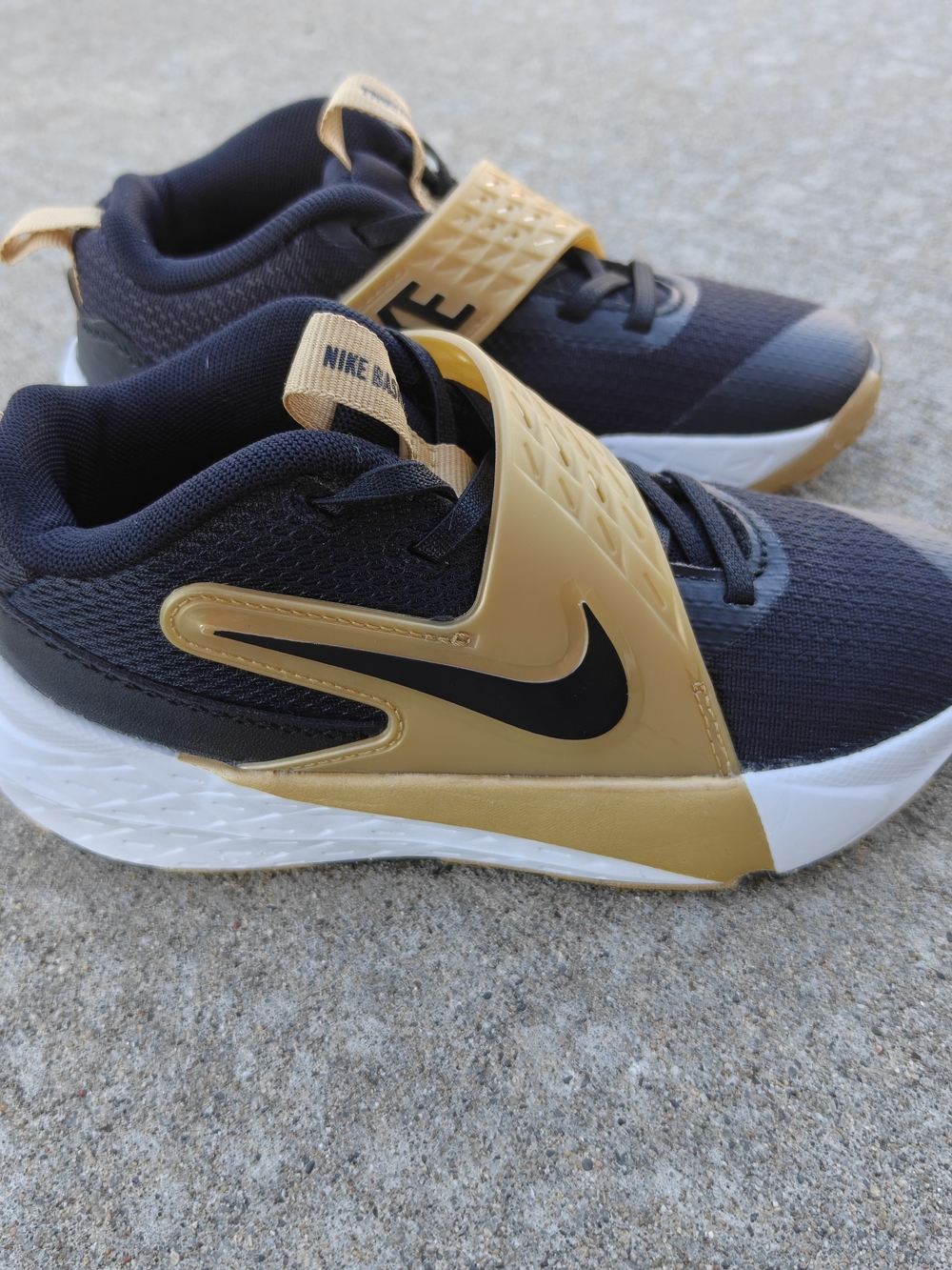 Nike Team Hustle D 11 Kids Size 13C Black Gold Basketball Shoes HF6280-003